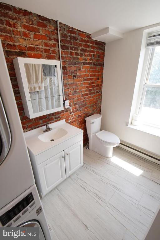 Building Photo - 409 Hermitage St