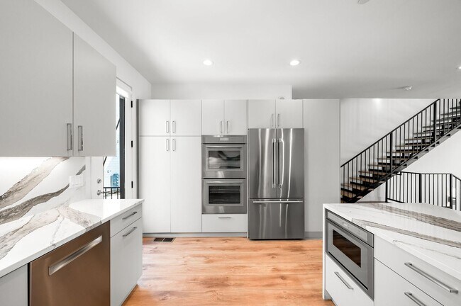 Building Photo - LUX 3BD, 5BA Modern Townhome at 9th & CO Near Congress Park