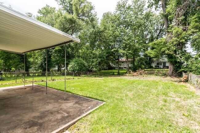 Building Photo - Lovely 3 Bedroom, 1 Bathroom Home