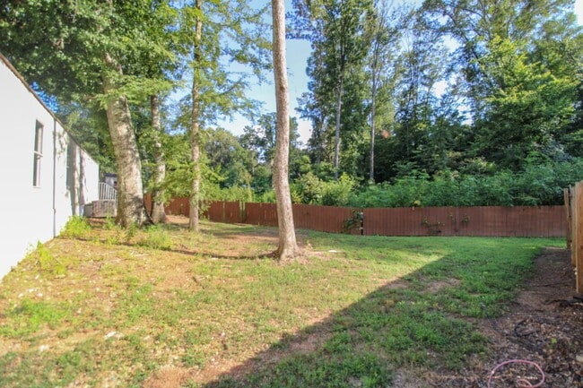 Building Photo - Experience peaceful country living!