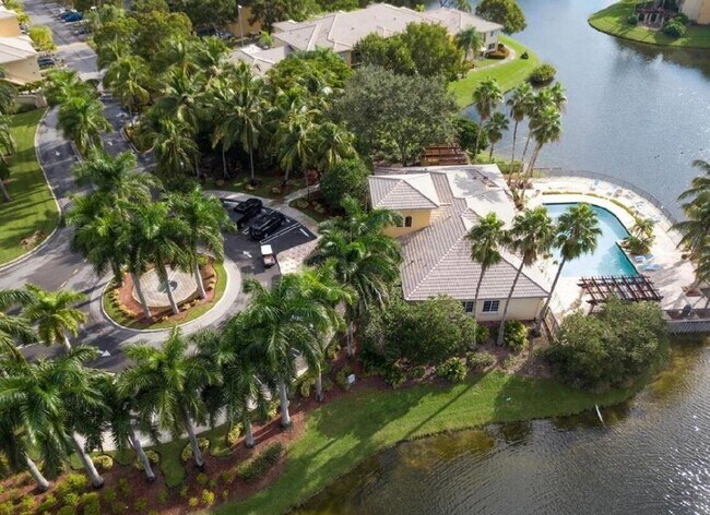 Building Photo - 1100 Crestwood Ct S