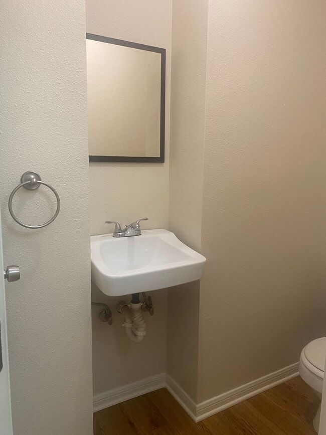 Building Photo - CUTE 2 BEDROOM