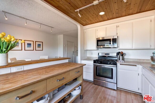 Building Photo - 5805 Whitsett Ave