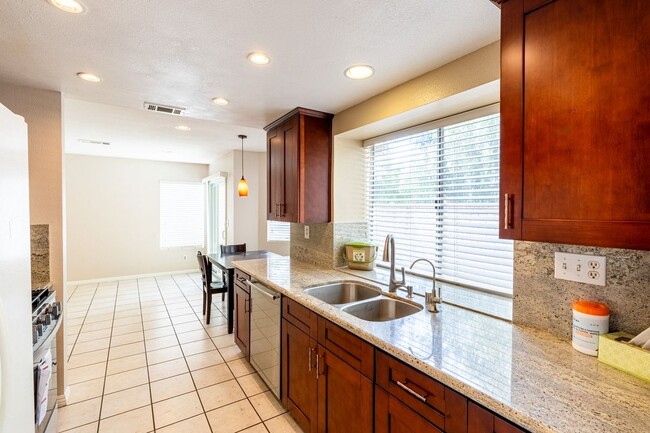 Building Photo - 13564 Cres Hill Dr