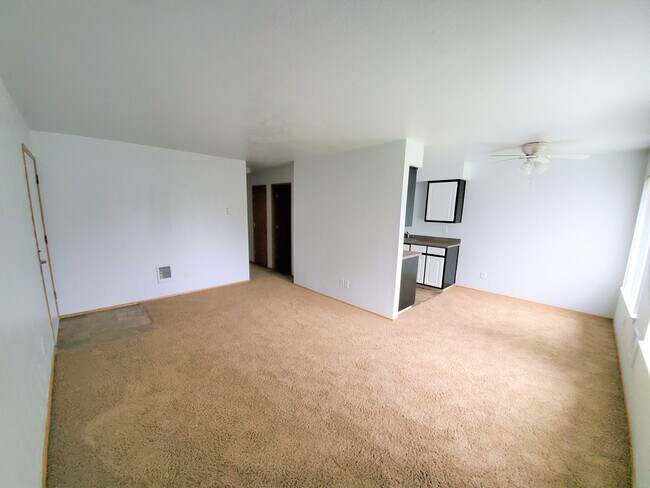 Building Photo - One Bedroom, One Bath - Special $1275.00 and Second Month Free!