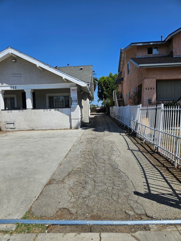 Building Photo - 534 N Berendo St