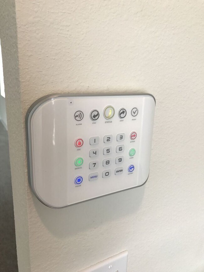 Building Photo - Newer 3/2.5ba Home at The Oaks in Moss Park with FREE Internet, Cable and Phone