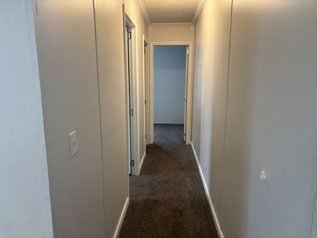 Building Photo - 825 Willowbrook Dr