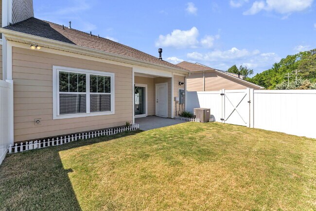 Building Photo - Elegant 3 Bed / 2.5 Bath Luxury Townhome + Bonus Room in Indigo Pointe with Main-Level Primary Su...