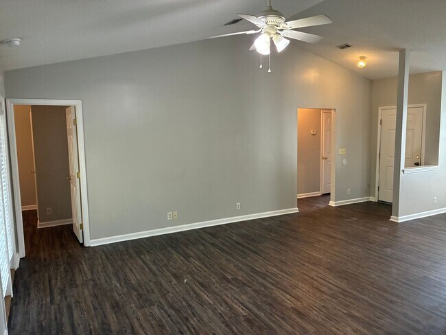 Building Photo - 130 Lake Victoria Dr