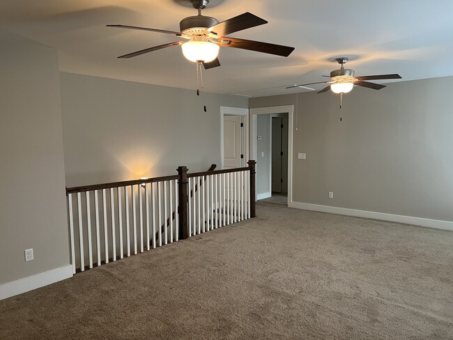 Building Photo - 5849 Longview Ln
