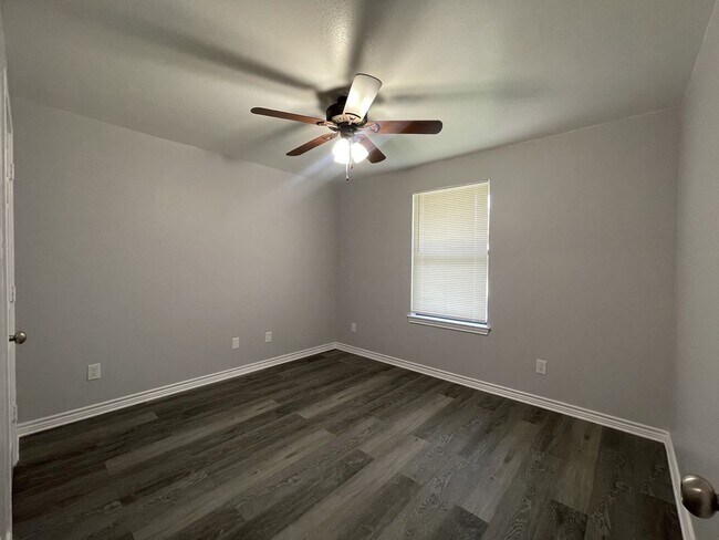 Building Photo - 203 Memory Ln