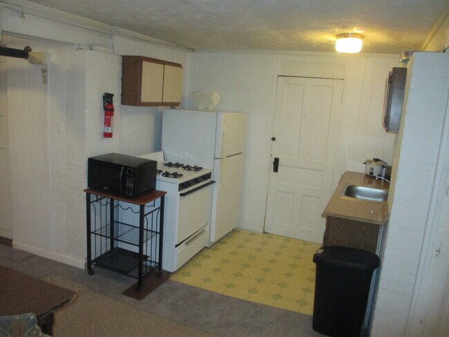 Fully equipped kitchen - 5601 Wilkins Ave