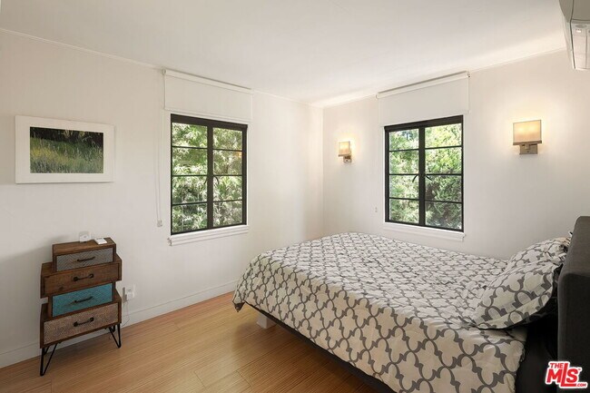 Building Photo - 1323 Club View Dr