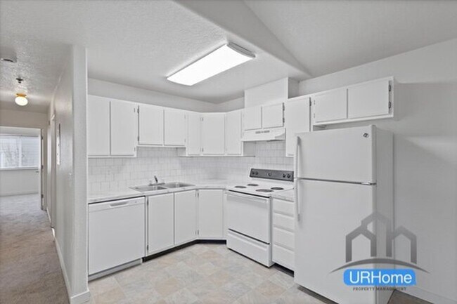 Interior Photo - Stunning 3-bed/2-bath apartments, close to public transit
