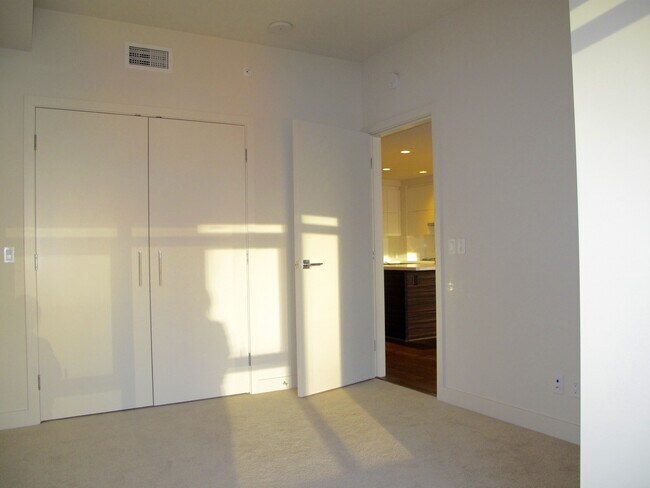 Building Photo - Exquisite 2 Bed/2 Bath Downtown Condo at I...