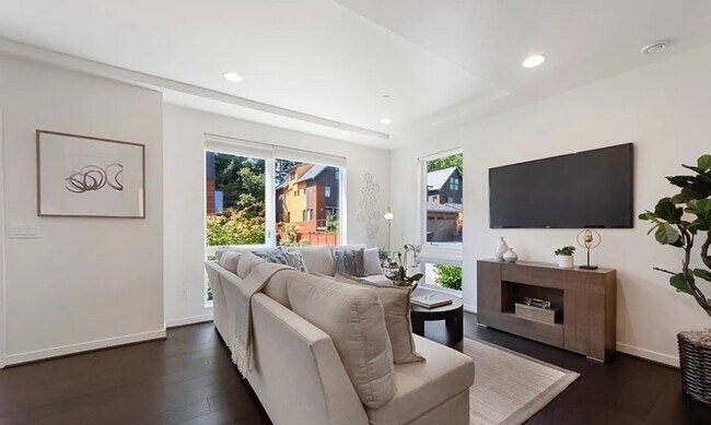 Building Photo - 4bd/3.5ba Seattle Condo