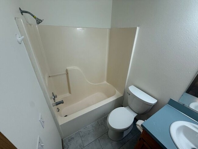 Building Photo - Puyallup 2 PLUS bedroom, 2 bath Large dupl...