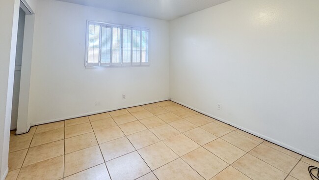 Building Photo - 3-Bed, Single Story Home in NON-HOA community