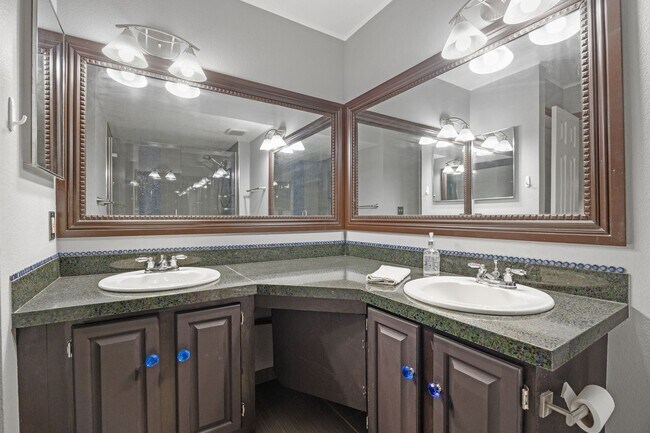 Building Photo - Spacious 3BR/3BA Condo w/ Loft & Vaulted Ceilings!