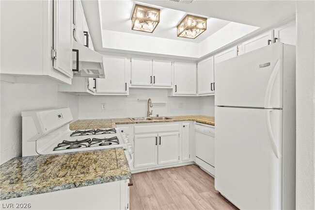 Building Photo - 2212 Silver Pine Dr