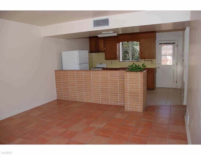 Building Photo - 1 br, 1 bath 4plex - 2919 East 10th Street