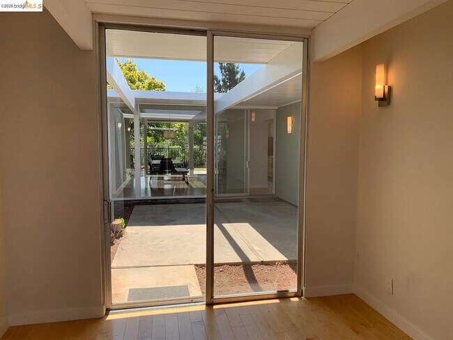 Building Photo - 5559 Greenridge Rd