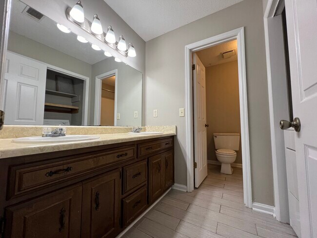 Building Photo - 31 Somerset Townhouse