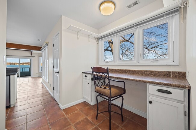 Building Photo - 372 Northwest Dr