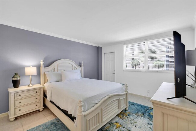 Building Photo - 1051 Hillsboro Mile