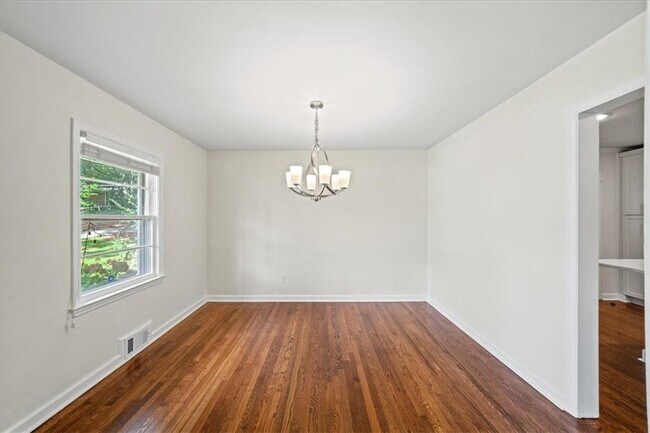Building Photo - 2038 S Akin Dr