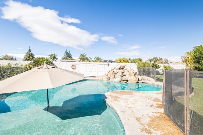 Building Photo - 4 Bedroom/3 Bath Home with Solar, Pool and...