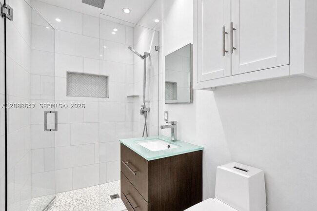 Building Photo - 2105 Alamanda Dr