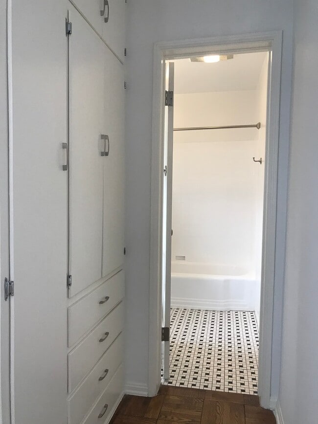 Building Photo - 2709-2711 Broadway Ave