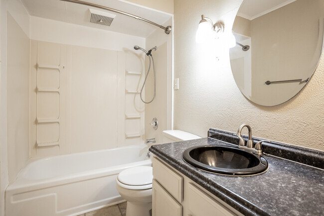 Building Photo - 3 bed 2 bath in Noblesville with fenced in...