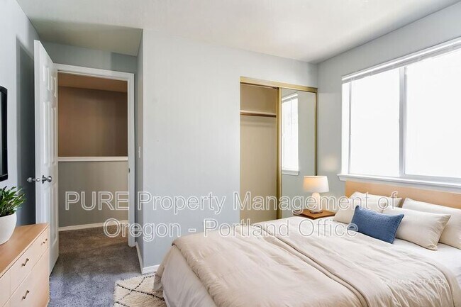 Building Photo - 12247 SE Steele St