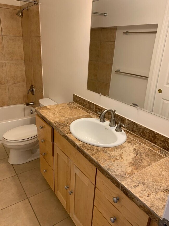 Building Photo - Beautiful and spacious 3 bed + office area...