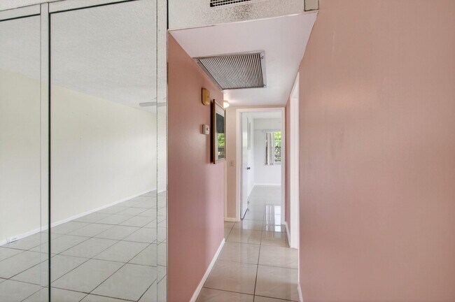 Building Photo - 116 Mansfield C