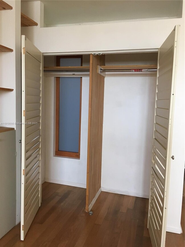 Building Photo - 16400 NE 17th Ave