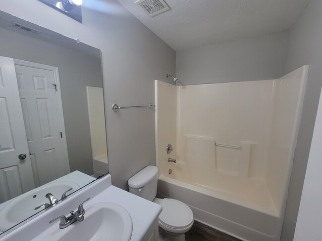 Building Photo - 1234 Longpoint Dr