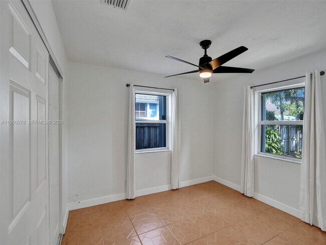 Building Photo - 920 NE 34th Ct