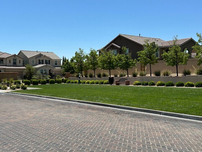 Building Photo - Beautiful Home in the Paseos of Summerlin!