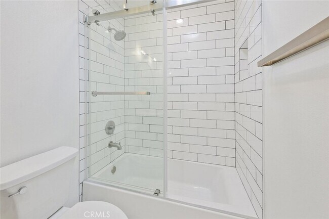 Building Photo - 411 Goldenrod Ave