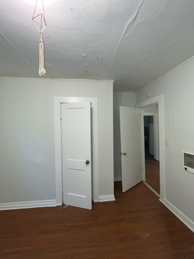 Building Photo - 212 River St