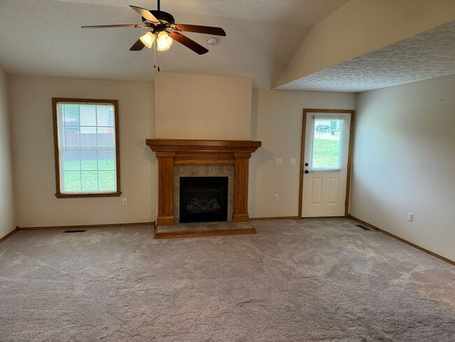 Building Photo - BEAUTIFUL 3 bedroom | 2 bathroom | 3 Car G...