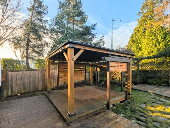 Building Photo - 3bd/2.5ba Everett Home