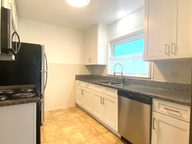 Building Photo - Beautiful Beachside 2 Bedroom Home!