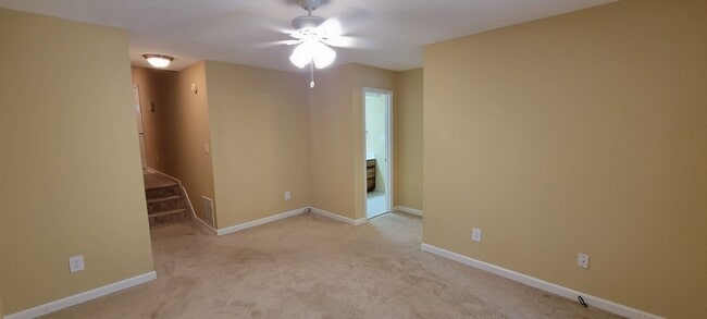 Building Photo - 2 Bed/ 2.5 Bath Townhouse