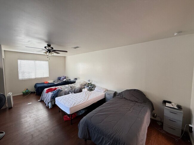 Building Photo - 5223-5225 E Falls View Dr