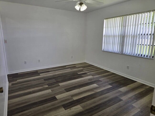 Building Photo - 2511 N Orangewood St